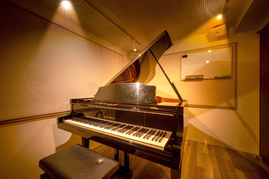 仙台市青葉区一番町の音楽教室Ammyにて貸し出し可能な防音室、C2スタジオ。グランドピアノが設置してあります。