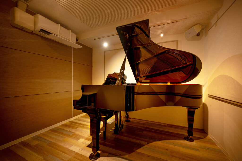 仙台の音楽スタジオAmmy（アミー）で実際に貸出し可能なグランドピアノです。